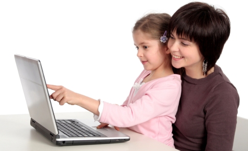 mom-daughter-using-laptop
